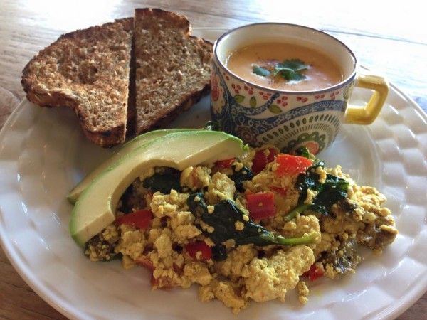 Finding vegan breakfast in Honolulu has never been easier! Check out our list of vegan brunch and vegan breakfast options for my beloved city by the sea. 