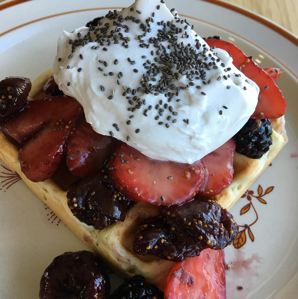 Finding vegan breakfast in Honolulu has never been easier! Check out our list of vegan brunch and vegan breakfast options for my beloved city by the sea.